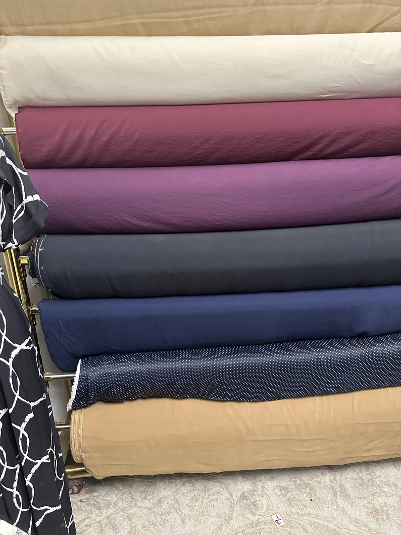 白底小波点丝绸面料