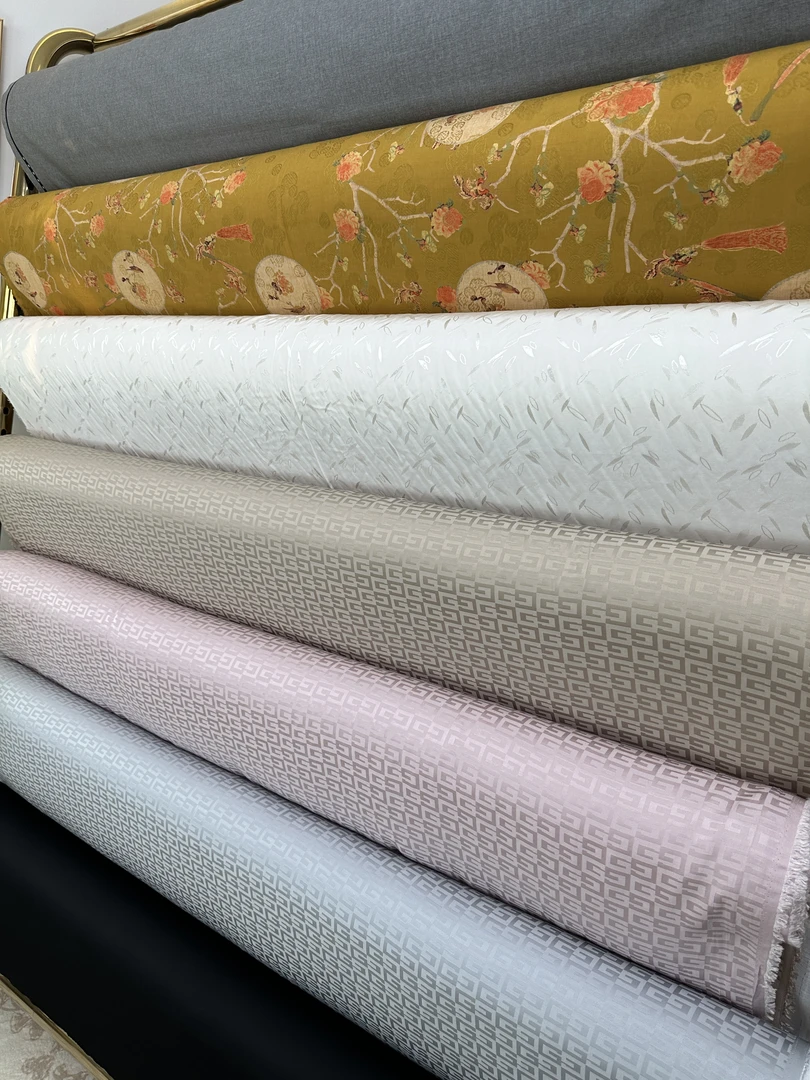 淡粉色色单面尼真丝羊绒面料