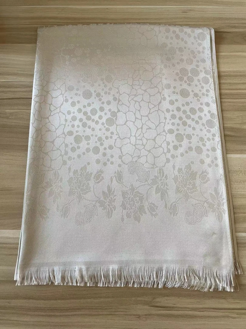 女士时尚极简风印花薄款白色围巾保暖双面网红米色纯色轻奢披肩