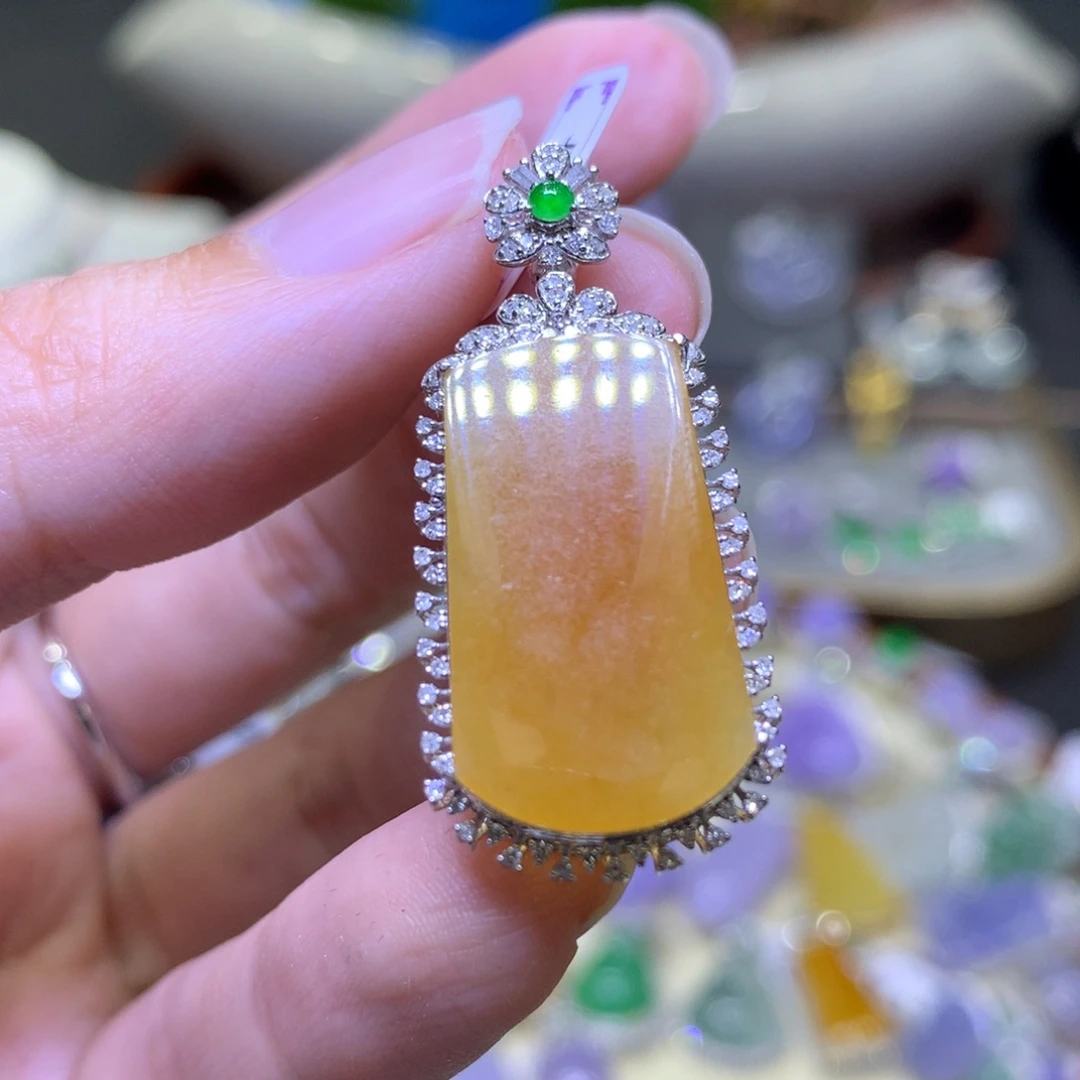 【闪购商品】翡翠颈饰18K金镶嵌翡翠吊坠项链