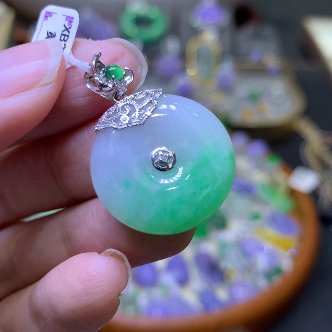 【闪购商品】翡翠颈饰18K金镶嵌翡翠吊坠项链
