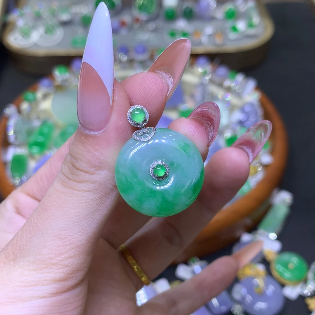 【闪购商品】翡翠颈饰18K金镶嵌翡翠吊坠项链