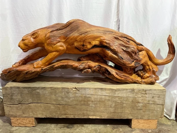 崖柏豹子雕刻摆件