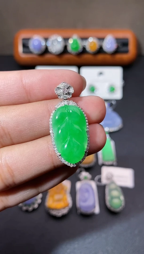 【闪购商品】翡翠吊坠(不含链)18K金镶嵌吊坠