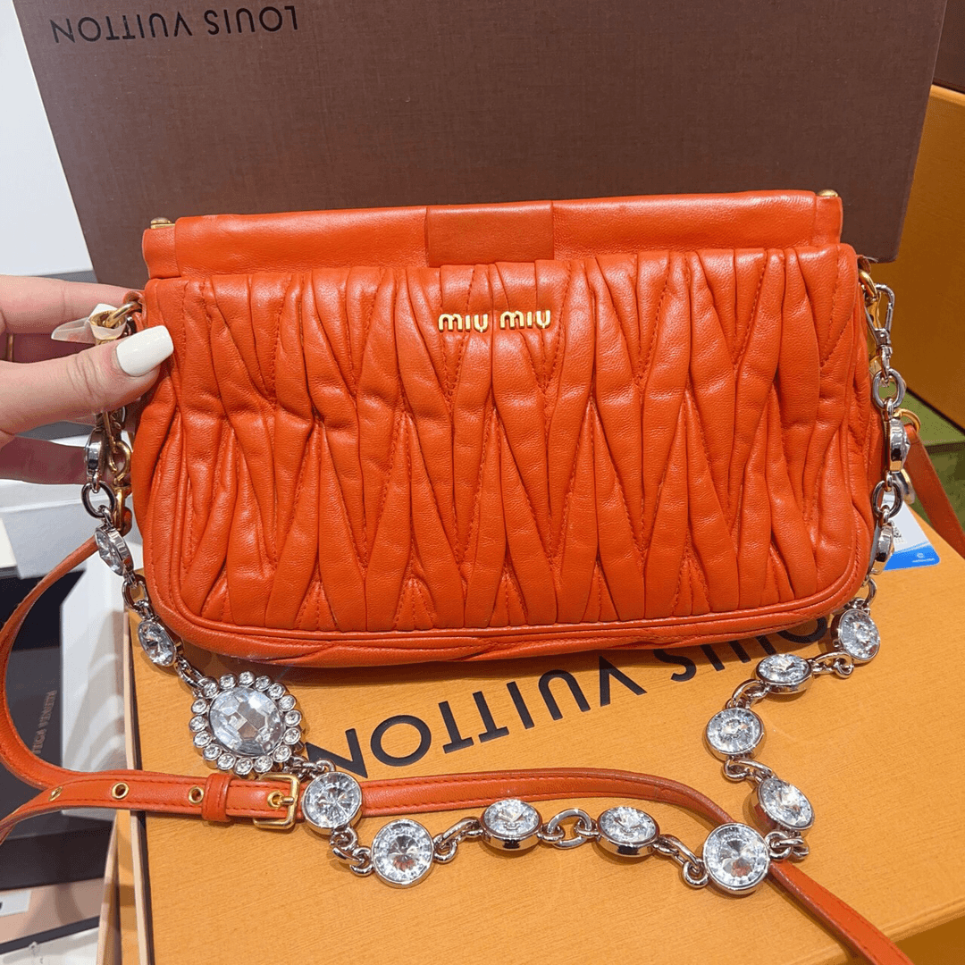 95新 MIU MIU/缪缪 缪缪miumiu褶皱单肩斜挎包a2670
