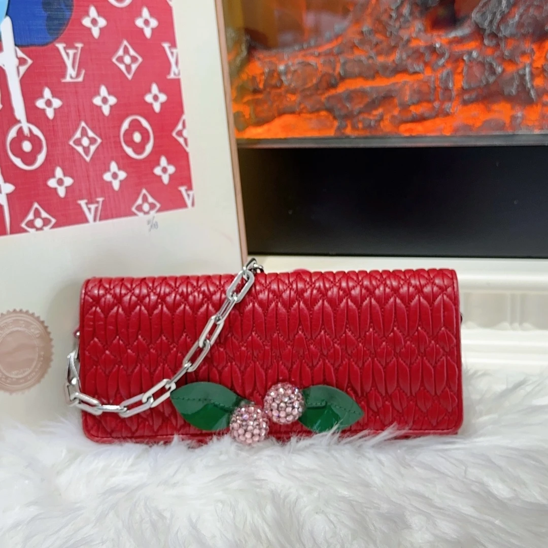 95新 MIU MIU/缪缪 缪缪miumiu樱桃褶皱链条单肩包 a5083