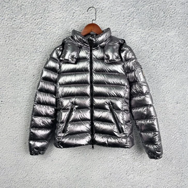 98新 Moncler 蒙口 Bady系列 金属银色亮面羽绒服  尺码：2码