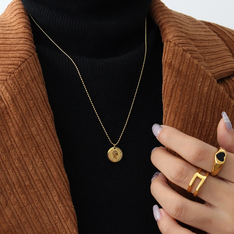 钛钢项链 不掉色女王锁骨链法式复古人像圆牌吊坠毛衣链 A704