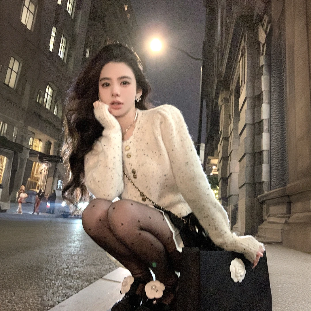 2025秋冬季新款圆领花点针织开衫宽松显瘦设计感小香风短款毛衣女