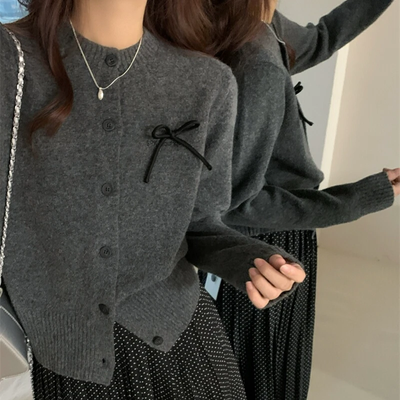 灰色长袖短款收腰针织开衫女2025秋冬显瘦慵懒高级感圆领毛衣外套