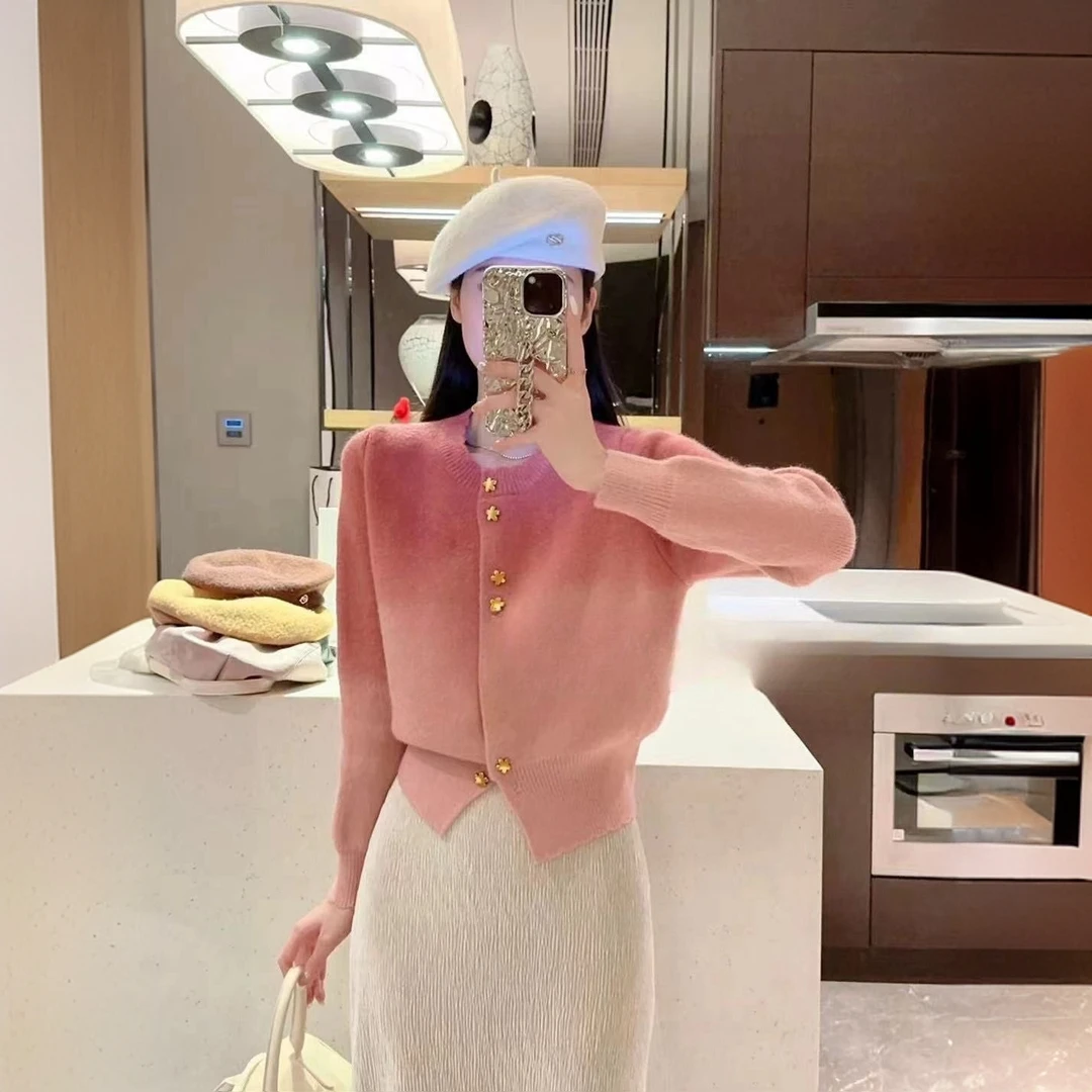 2025秋冬新款时尚温柔盐系毛衣开衫圆领法式设计感气质显瘦上衣女