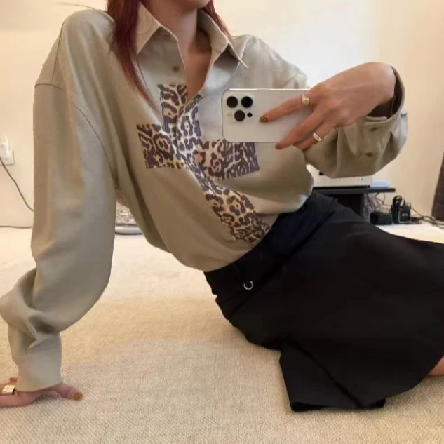 TRINITE 设计师品牌[output]  浅卡其拼接豹纹十字架装饰宽松衬衫