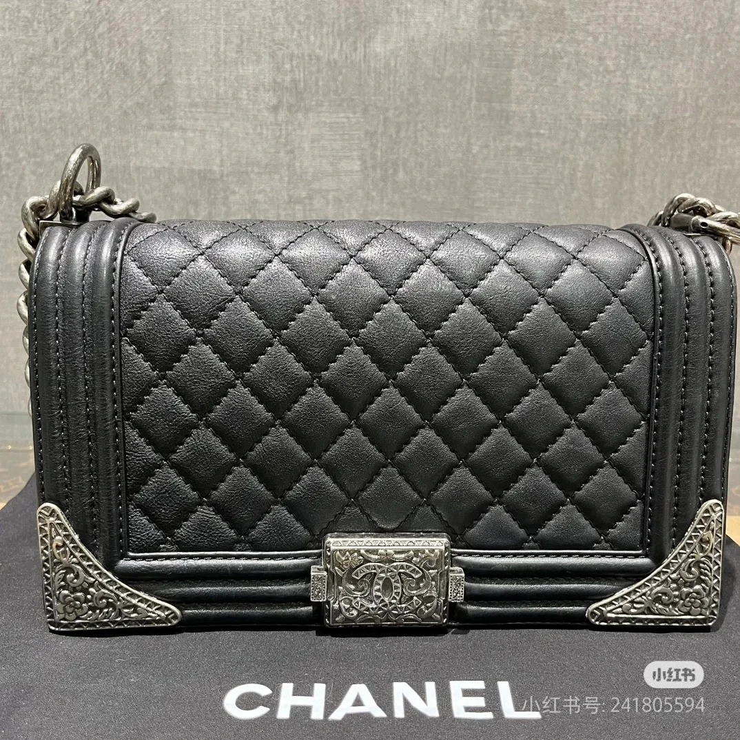 95新 Chanel/香奈儿 艾瑟尔奢品/黑银中号宫廷雕花扣Leboy/3588jm