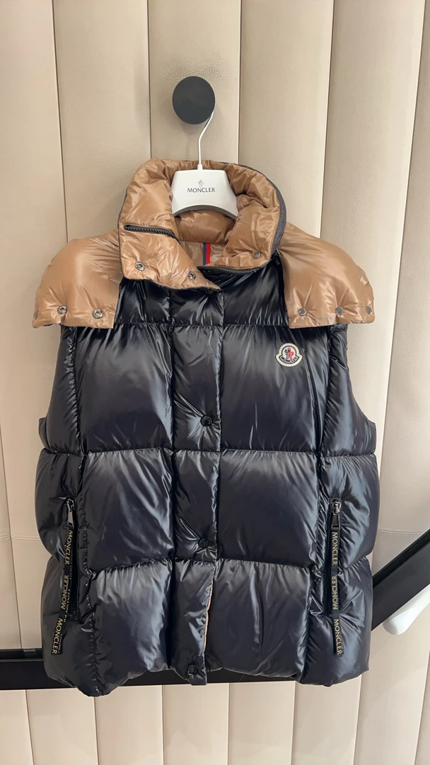 全新未使用 MONCLER 蒙口马甲带帽子，帽子可拆卸