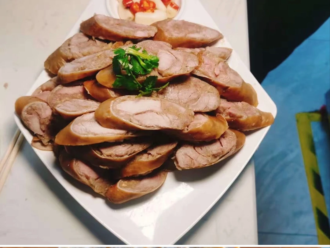 预制汝州灌肠、五香麻辣牛肉，肉类都采用新鲜食材，现做现发