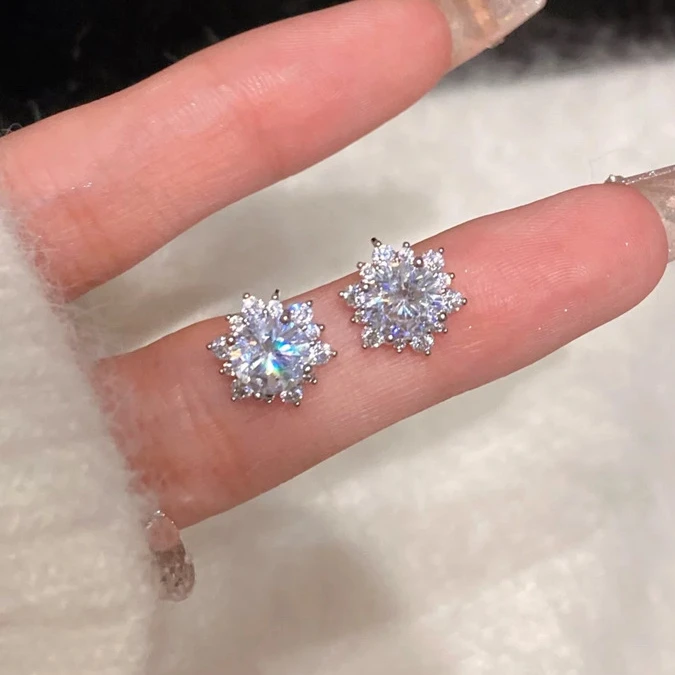 铜合金合成锆石耳饰 冬日雪花爆闪锆石耳钉女小众设计感甜酷精致
