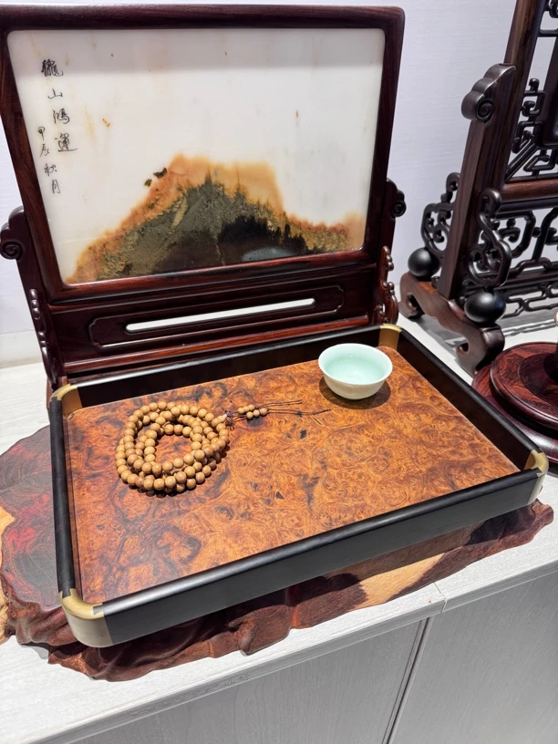 缅花樱木瘤茶盘文盘，边框采用紫光檀铜包角，尽显质感，樱木全独板