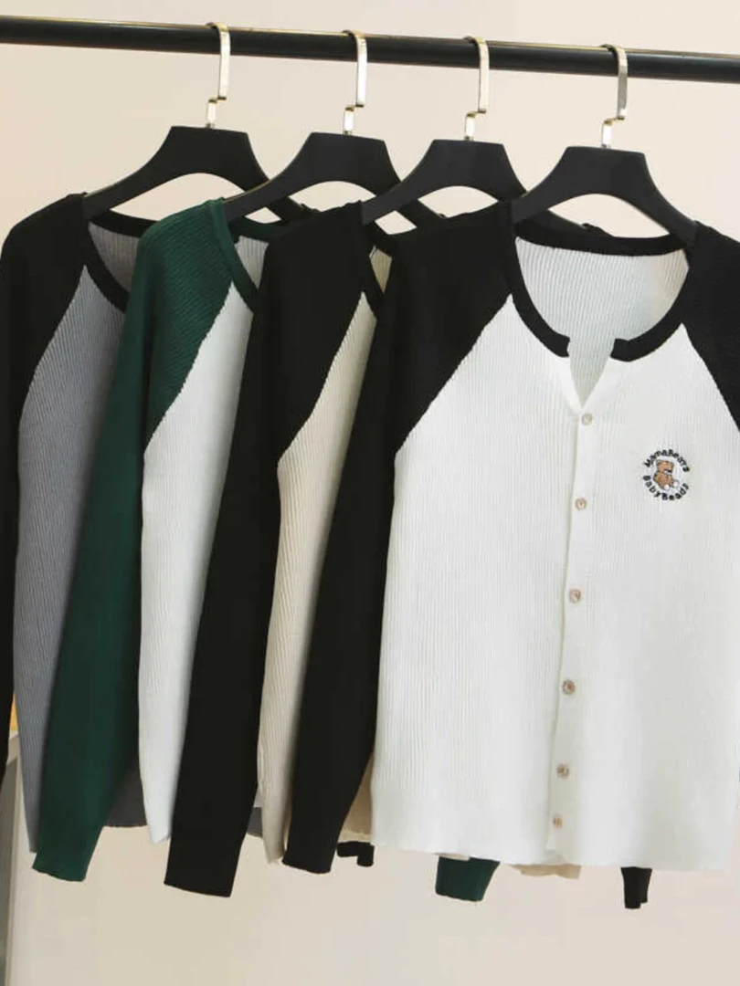 008撞色插肩袖小熊刺绣针织衫大码胖mm设计感V领钉扣长袖打底毛衣