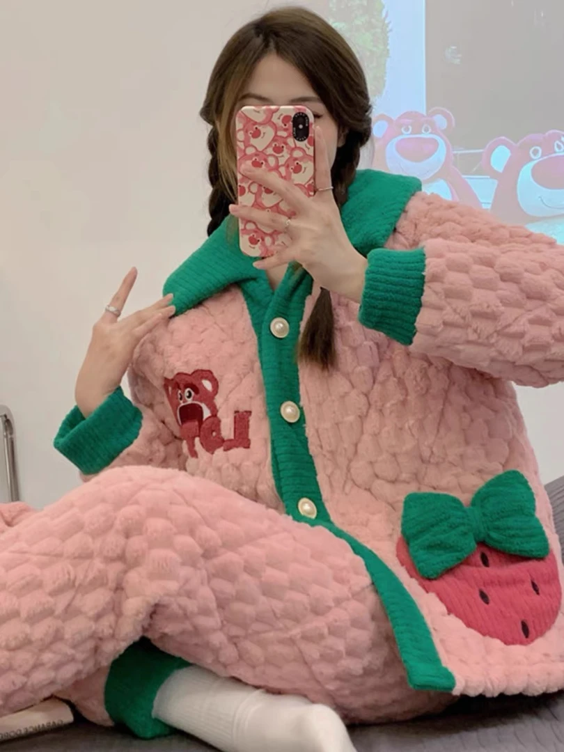 【秀秀家】冬季上新《草莓熊》绒款设计加绒长袖长裤睡衣家居服套装