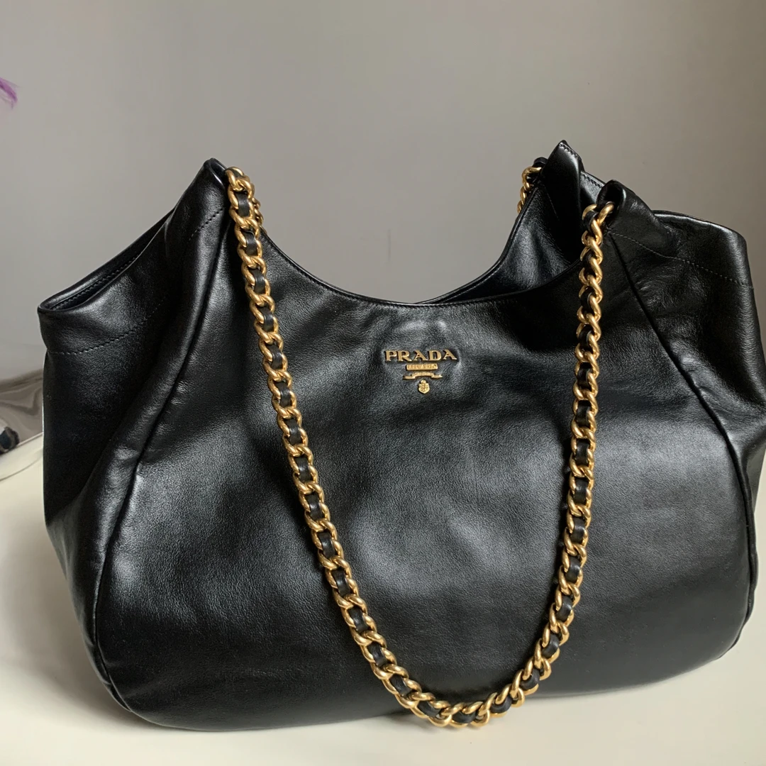 95新 Prada/普拉达 黑金皮穿链垃圾袋单肩包饺子包链条包vintage