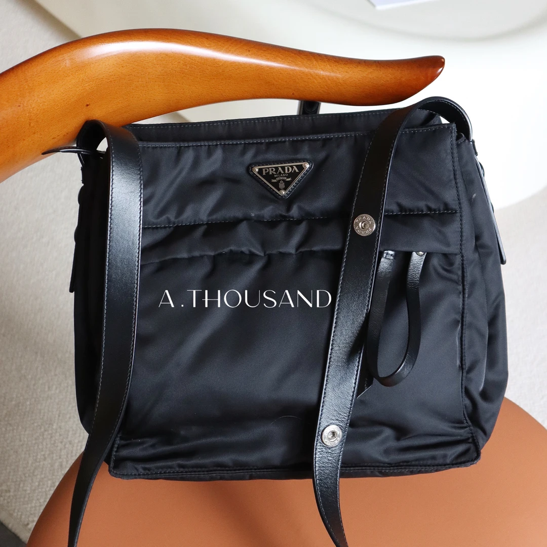 95新 Prada/普拉达 黑银尼龙邮差包