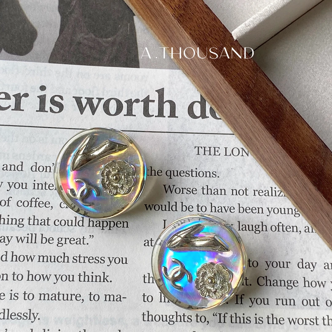 95新 Chanel/香奈儿 白色炫彩镭射亚克力山茶花耳夹