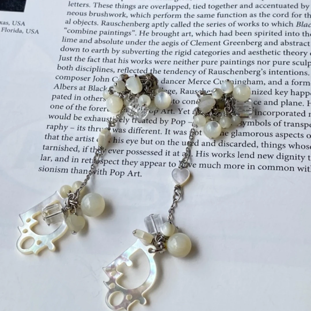 95新 DIOR/迪奥 白色贝母字母串珠扫肩款长耳夹