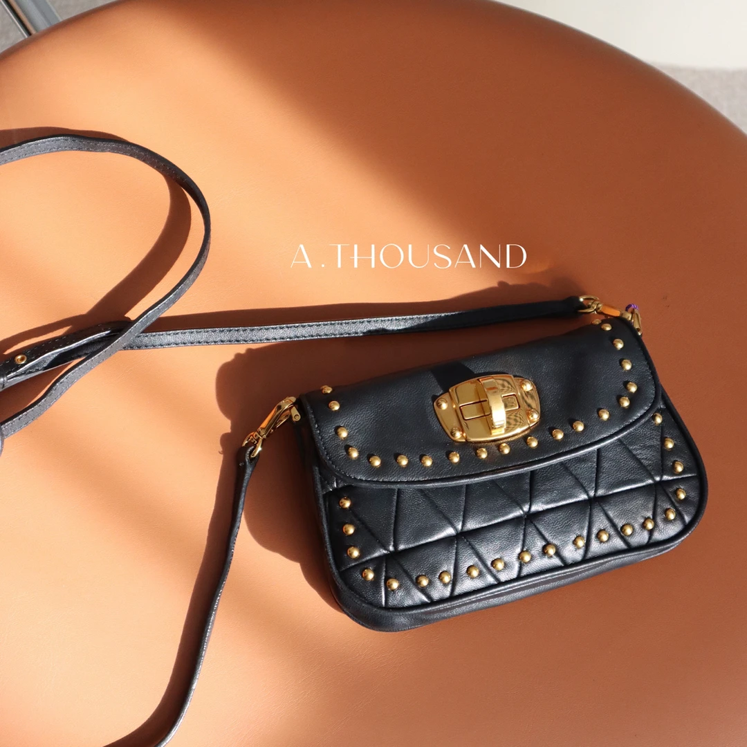 95新 MIU MIU/缪缪 黑金铆钉斜挎单肩包