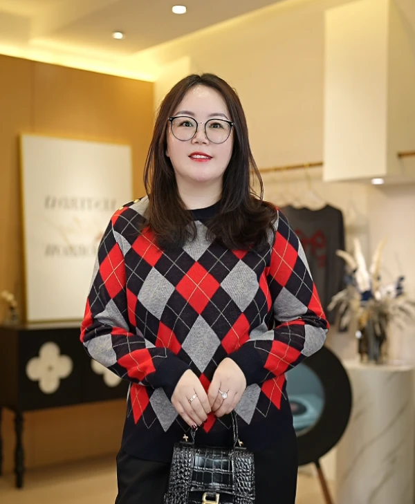 【深圳霞姐】冬季新品上新大码女装棋盘格红黑毛衣