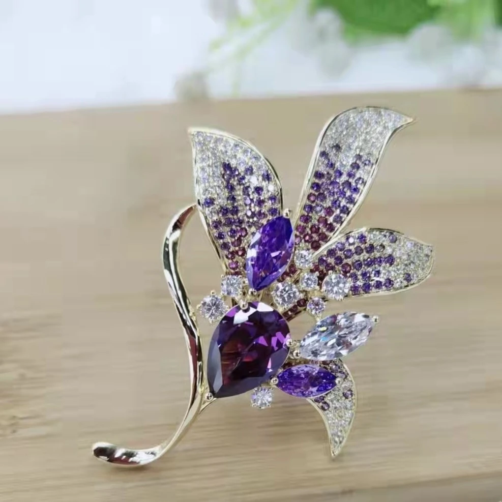 HY865紫色马蹄莲胸花