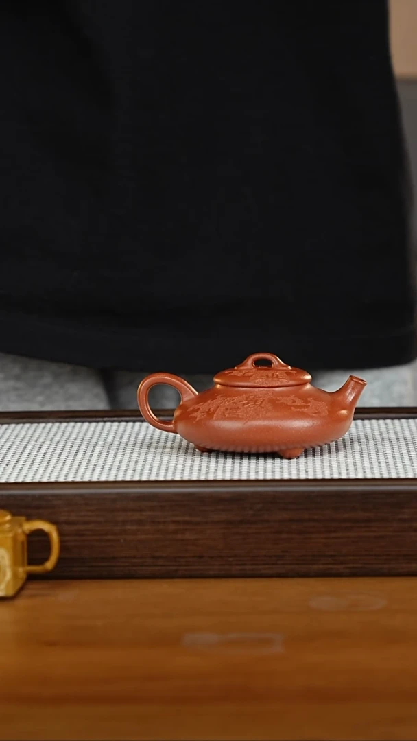 【闪购商品】紫砂茶壶红降坡刻绘三足石瓢 140cc