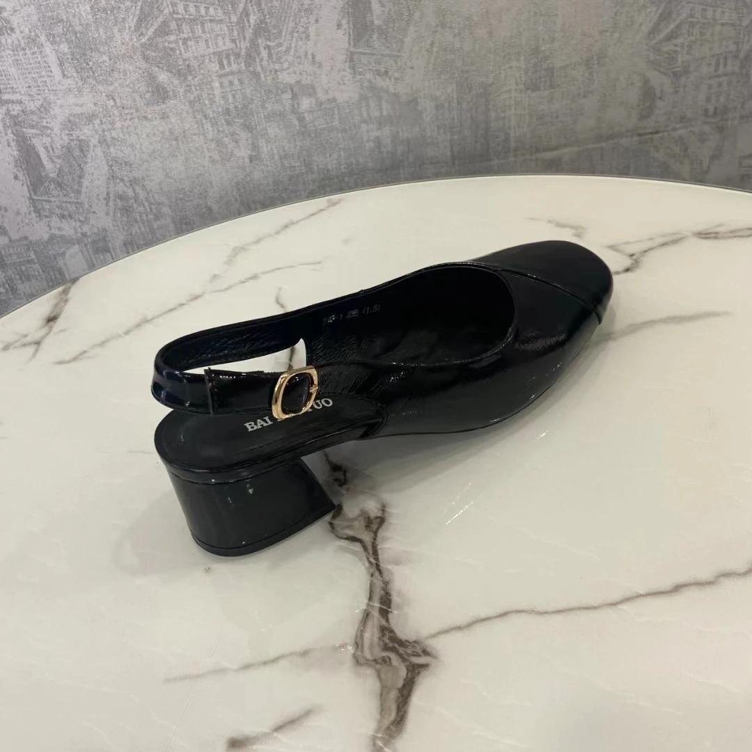 818-1新款时尚黑色粗跟漆皮休闲百搭女鞋