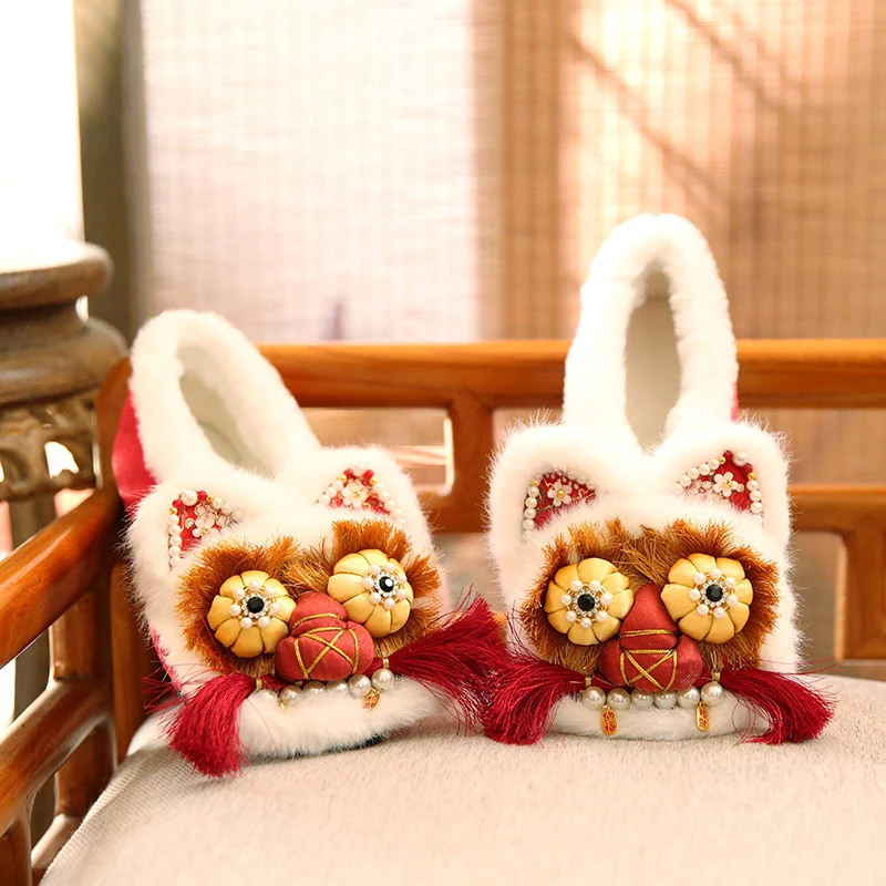 秋冬新毛毛虎头鞋平底加绒保暖舒适刺绣古装成人绣花鞋新年鞋女鞋