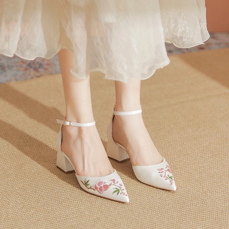 一字式扣带中空凉鞋女中国风尖头刺绣粗跟单鞋新中式旗袍高跟鞋子