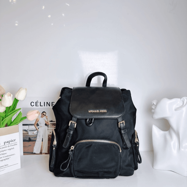 95新 MICHAELKORS/迈克高仕 经典时尚黑色翻盖双肩包