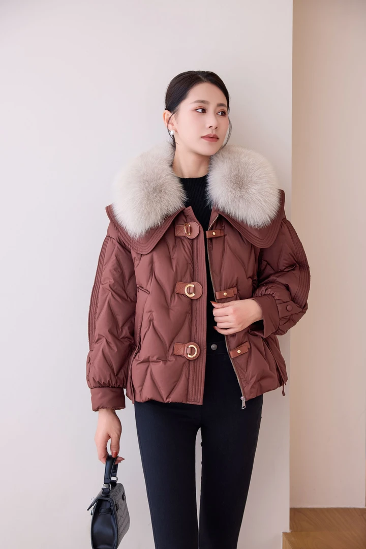 24年女士夹克版羽绒服狐狸毛领白鹅绒服保暖舒适加厚翻领冬季时尚