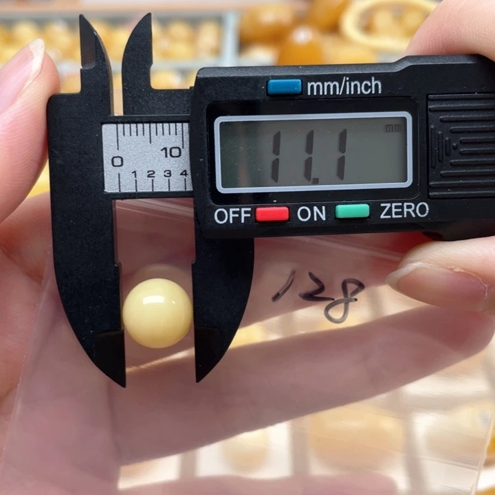蜜蜡裸石未镶嵌谁***谁微瑕