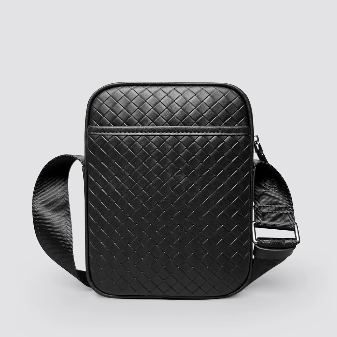 【特价】头层牛皮压花编织竖款斜挎包时尚真皮个性单肩百搭潮流男包