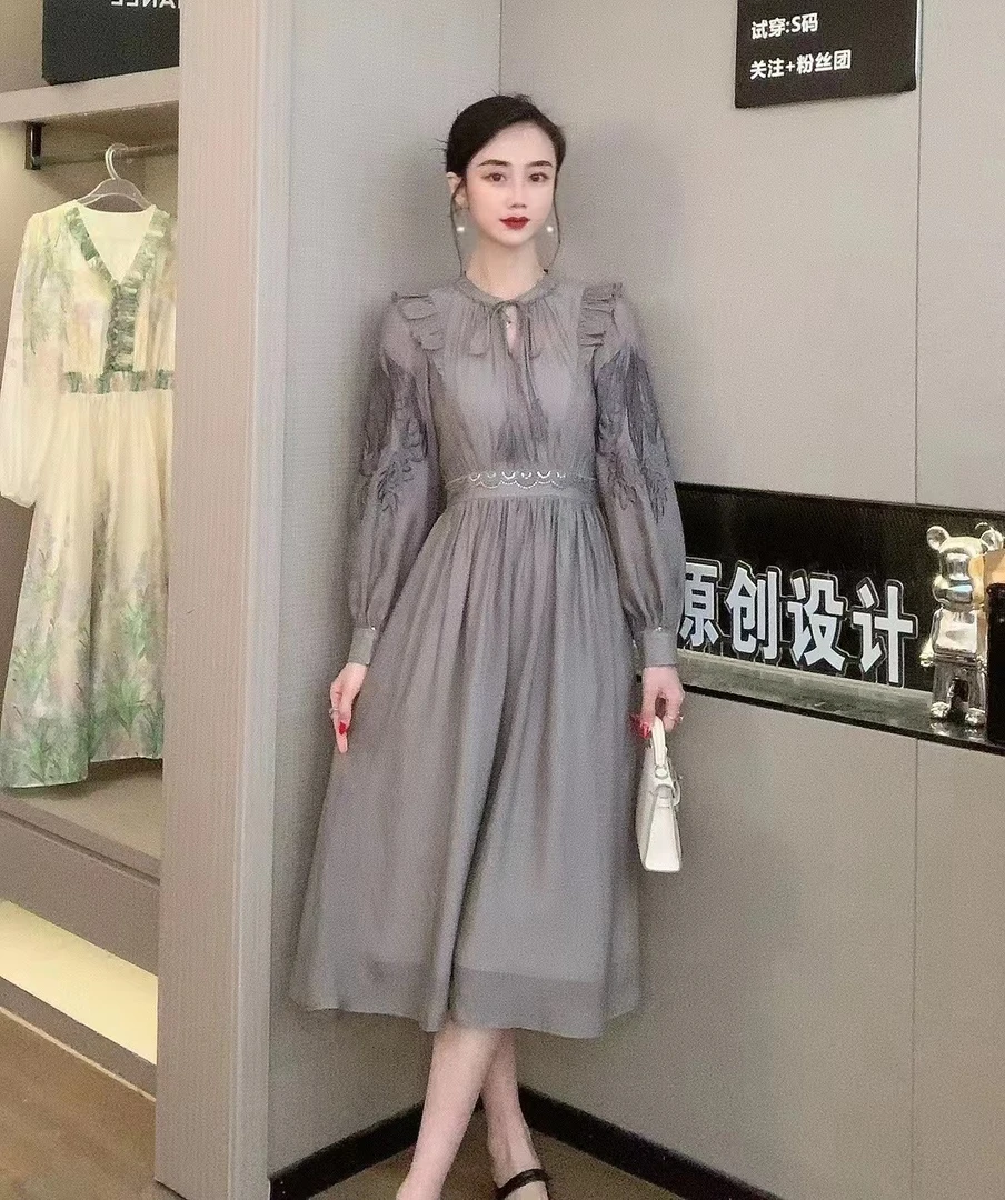 孔雀南飞刺绣连衣裙女2024春夏季新款气质宽松收腰中长款裙子