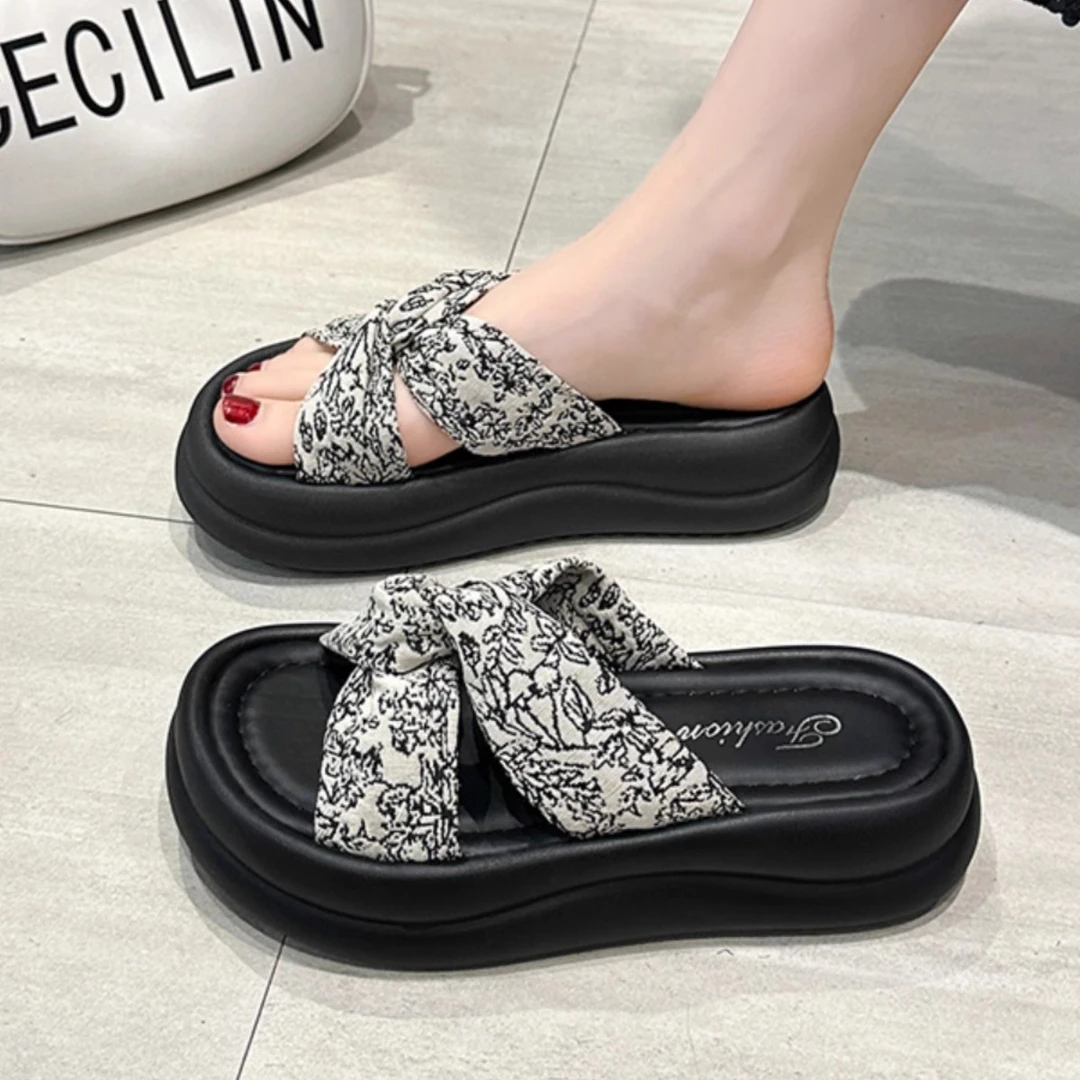 踩屎感厚底增高凉拖鞋女外穿高级感2024年新款配裙子平底沙滩凉鞋