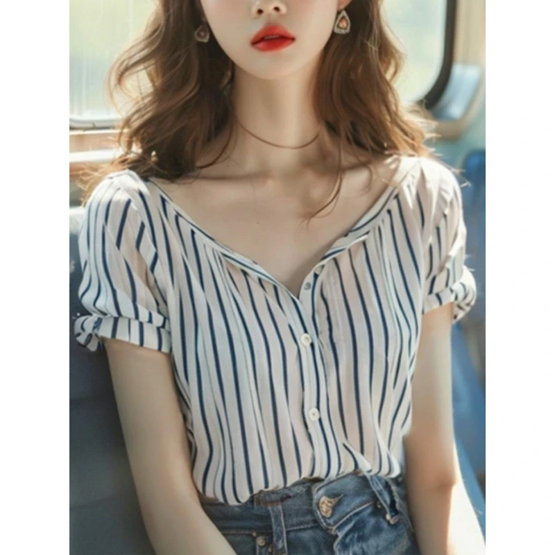 港风chic条纹v领衬衫女设计感小众夏季独特别致辣妹通勤绝美上衣
