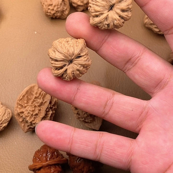 【闪购商品】文玩核桃吊坠哟***呵文玩核桃