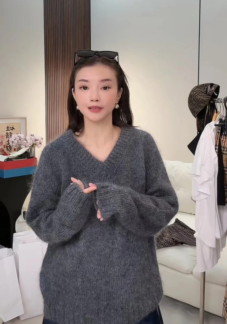 全新未使用 Prada/普拉达 【国专内折】灰色V领毛衣