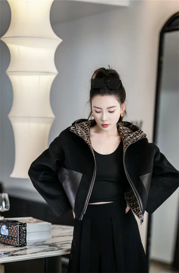 全新未使用 FENDI/芬迪 【公价29500】24新款双面毛尼短款外套