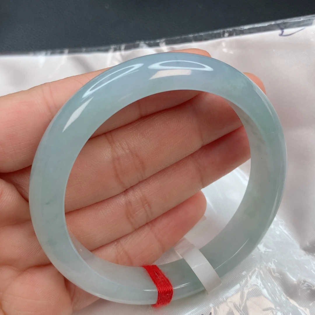 翡翠手镯未镶嵌……..