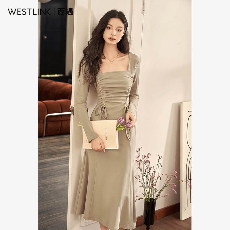 西遇法式方领纯色长袖a字连衣裙2023秋季新款抽褶显瘦长款裙子