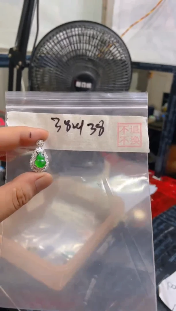 【闪购商品】翡翠吊坠(赠链)未镶嵌天然A货翡翠  假一罚四