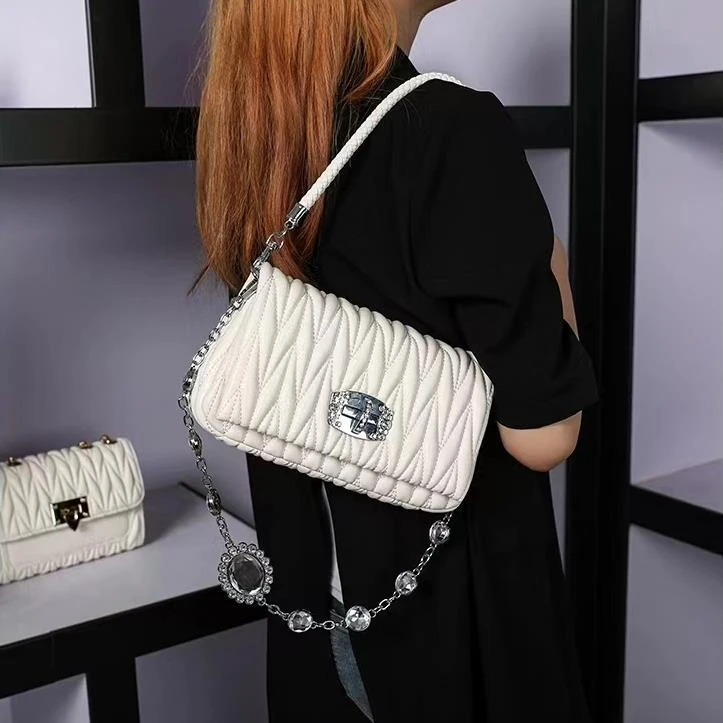 腋下包女2022新款时尚百搭爆款斜挎女包高档水钻链条包单肩褶皱包