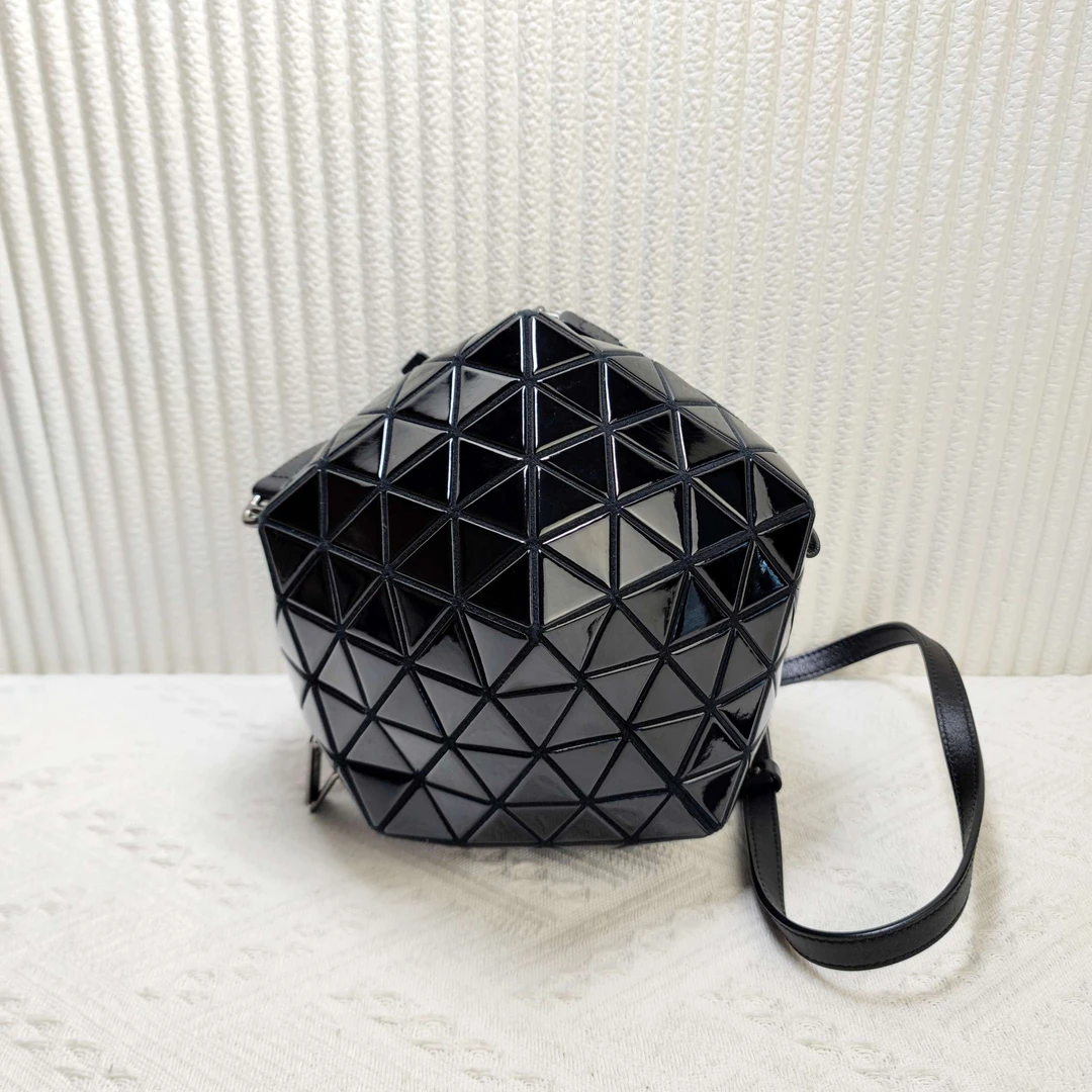 99新 Issey Miyake/三宅一生 女士经典时尚百搭轻奢单肩二奢包包