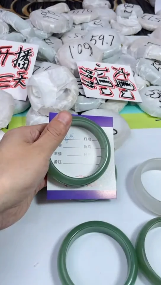 【闪购商品】石英质玉手镯未镶嵌16